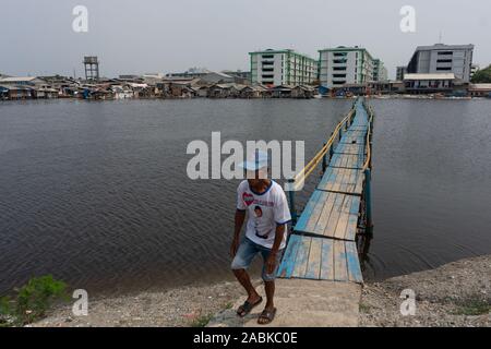 Jakarta, Indonésie. 18 Oct, 2019. Le quartier de Muara Baru. La région est au-dessous du niveau de la mer et est fréquemment touché par les inondations. (Dpa : 'la mer, le mur et le pouvoir de détruire la nature") Credit : Fauzan Ijazah/dpa/Alamy Live News Banque D'Images