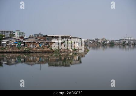 Au nord de Jakarta, Indonésie. 18 Oct, 2019. Maisons au bord du nord de Jakarta, Indonésie. (Dpa : 'la mer, le mur et le pouvoir de détruire la nature") Credit : Fauzan Ijazah/dpa/Alamy Live News Banque D'Images