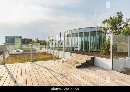 Eindhoven (Pays-Bas), 4 juin 2019. Vue sur le jardin sur le toit à Strijp S sur une journée ensoleillée avec verdure et le veemgebouw dans l'arrière-plan Banque D'Images