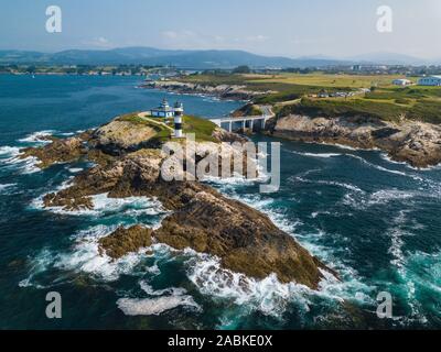 Vue aérienne du phare sur l'île de Pancha. Le nord de l'Espagne en été Banque D'Images