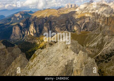 Vue aérienne de l'Brunecker Turm, Langkofel montagnes et le Passo Gardena Pass au coucher du soleil. Dans les Dolomites Tyrol du Sud Banque D'Images