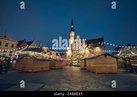Vue de nuit sur le marché de Noël traditionnel sur la place de l'Hôtel de ville de Tallinn, Estonie. Banque D'Images