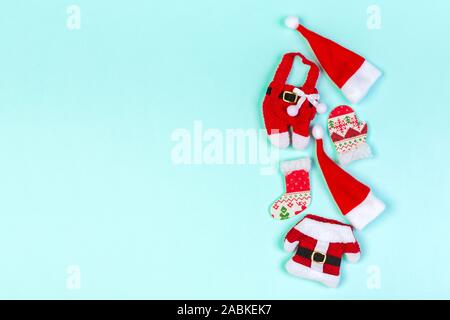 Vue de dessus od rouge élégant Santa hats sur fond coloré. Joyeux Noël concept avec copie espace. Banque D'Images