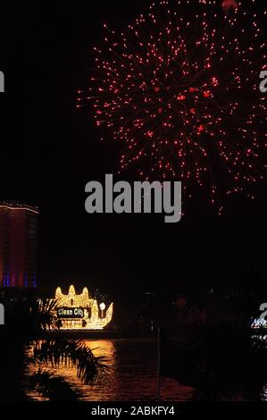 D'artifice multiplient sur un flotteur lumineux sur la rivière Tonle Sap au cours de la fête de l'eau du Cambodge, Phnom Penh, Cambodge. © Kraig Lieb Banque D'Images