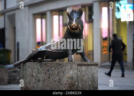 La figure de bronze d'un sanglier en face de la la chasse et la pêche Museum de Munich's Kaufingerstraße, créé par Martin Mayer sur la base de Il Porcellino 'bronze' par Pietro Tacca. [Traduction automatique] Banque D'Images