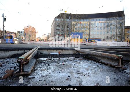 Grand chantier dans la Sendlinger-Tor-Platz avec l'acheminement du trafic, changé en raison de la reconstruction de la station de métro Sendlinger Tor. MVG va rénover et moderniser les plates-formes en 2022 et remanier le transférer des itinéraires entre U1/U2 et U3/U6. [Traduction automatique] Banque D'Images