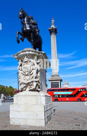 Londres, Angleterre, Royaume-Uni. La colonne Nelson, statue de Charles I et du bus à impériale à Trafalgar Square Banque D'Images