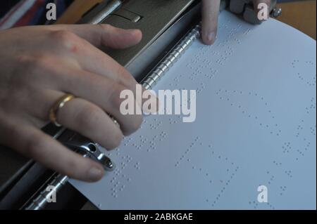 Au Centre pour les aveugles et malvoyants à Vaterstetten, professeur d'école pour les aveugles, Mme Paukowitsch, montre Braille avec les différentes aides. [Traduction automatique] Banque D'Images