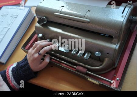 Au Centre pour les aveugles et malvoyants à Vaterstetten, professeur d'école pour les aveugles, Mme Paukowitsch, montre Braille avec les différentes aides. [Traduction automatique] Banque D'Images