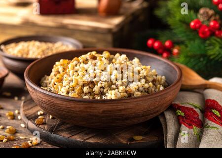 Kutia. Cérémonie Noël ukrainien traditionnel plat de céréales avec du miel, des raisins secs et graines de pavot Banque D'Images