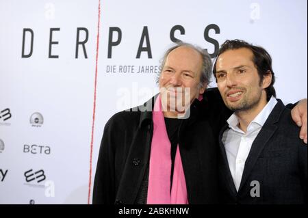 Le compositeur Hans Zimmer (l.) et producteur Qurin Berg lors de la première allemande du film series 'Der Pass' de la chaîne de télévision Sky à Munich's Gloria Palast... [Traduction automatique] Banque D'Images