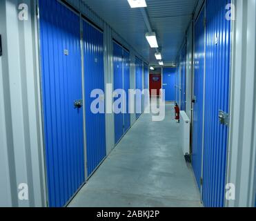 Dans l'entrepôt Selfstorage ma place à Munich Laim, récipient chambres dans diverses tailles de mètre carré peuvent être loués par des particuliers pour mettre des choses en. [Traduction automatique] Banque D'Images