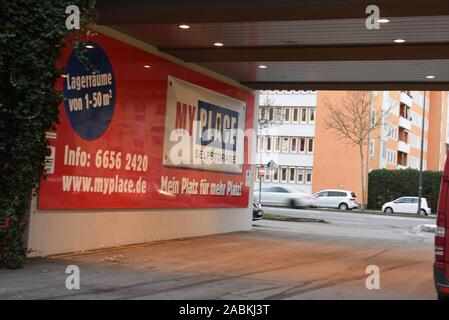 Dans l'entrepôt Selfstorage ma place à Munich Laim, récipient chambres dans diverses tailles de mètre carré peuvent être loués par des particuliers pour mettre des choses en. [Traduction automatique] Banque D'Images