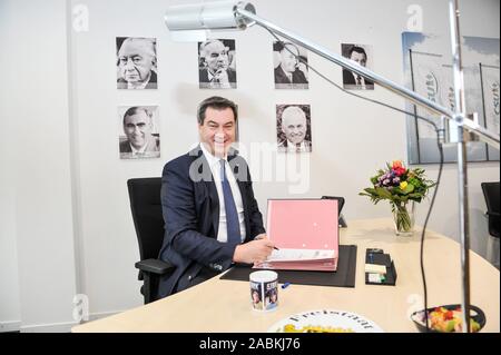 Markus Söder, Premier Ministre de l'Etat libre de Bavière et nouvellement élu chef du parti de la CSU, dans son nouveau bureau dans le quartier général du parti CSU à la Mies van der Rohe Ring 1 à Munich. Sur le mur, accrocher les portraits de ses prédécesseurs, Horst Seehofer seulement est toujours manquant. [Traduction automatique] Banque D'Images