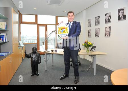 Markus Söder, Premier Ministre de l'Etat libre de Bavière et nouvellement élu chef du parti de la CSU, dans son nouveau bureau dans le quartier général du parti CSU à la Mies van der Rohe Ring 1 à Munich. À côté de son bureau se tient une petite statue de Franz Josef Strauß et accrocher au mur des portraits de ses prédécesseurs. [Traduction automatique] Banque D'Images