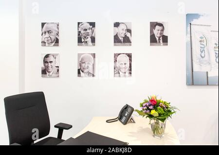 Bureau de Markus Söder, Premier Ministre de l'Etat libre de Bavière et chef du parti CSU nouvellement élu, dans son nouveau bureau dans le quartier général du parti CSU à la Mies van der Rohe Ring 1 à Munich. Sur le mur, accrocher les portraits de ses prédécesseurs, Horst Seehofer seulement est toujours manquant. [Traduction automatique] Banque D'Images