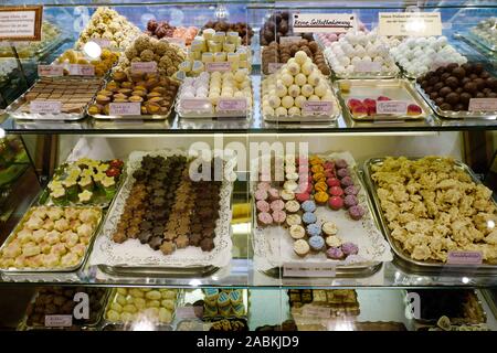 Une somptueuse sélection de gâteaux et chocolats à partir de l'Belstner Café dans la vieille ville de Landshut. [Traduction automatique] Banque D'Images