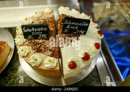 Une somptueuse sélection de gâteaux et chocolats à partir de l'Belstner Café dans la vieille ville de Landshut. [Traduction automatique] Banque D'Images