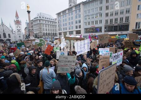 Le 25 janvier, les élèves vont démontrer sur la Marienplatz à Munich contre le changement climatique. [Traduction automatique] Banque D'Images