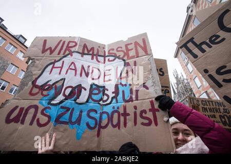 Le 25 janvier, les élèves vont démontrer sur la Marienplatz à Munich contre le changement climatique. [Traduction automatique] Banque D'Images