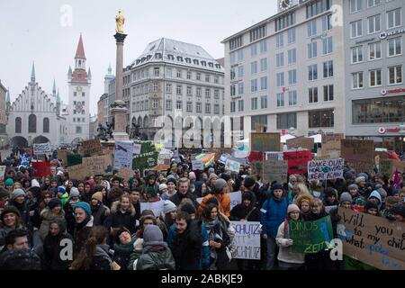 Le 25 janvier, les élèves vont démontrer sur la Marienplatz à Munich contre le changement climatique. [Traduction automatique] Banque D'Images