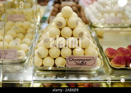 Une somptueuse sélection de gâteaux et chocolats à partir de l'Belstner Café dans la vieille ville de Landshut. [Traduction automatique] Banque D'Images