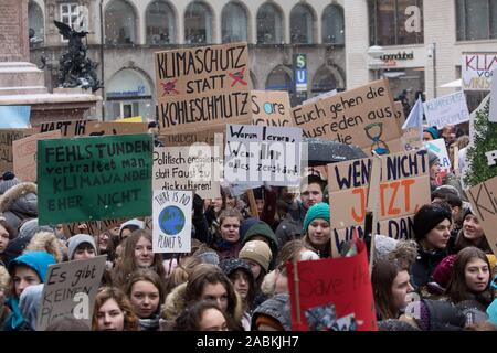 Le 25 janvier, les élèves vont démontrer sur la Marienplatz à Munich contre le changement climatique. [Traduction automatique] Banque D'Images