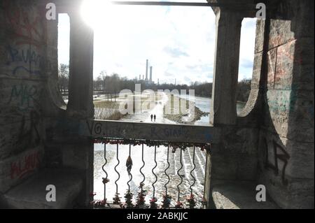 Palais de l'amour sur la rambarde du pont de Wittelsbach. Dans l'arrière-plan, une promenade le long de la rivière Isar et la production combinée de chaleur et d'électricité du sud. [Traduction automatique] Banque D'Images