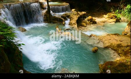 Petites chutes dans les chutes de Kuang Si à Luang Prabang, Laos Banque D'Images