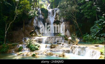 Une vue de la plus grande cascade dans le chutes de Kuang Si à Luang Prabang, Laos Banque D'Images