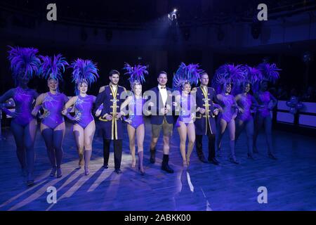 L'Autrichien 'Volks-Rock'n'Roller' Andreas Gabalier reçoit le 47e Karl Valentin Ordre de la société Narrhalla Carnaval au 'Soiree Münchner Leben' dans le Deutsches Theater. La photo le montre avec des dames de la garde du Prince. [Traduction automatique] Banque D'Images