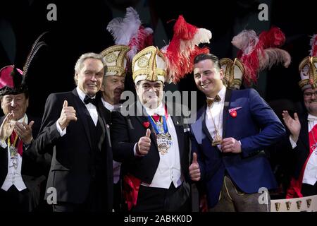 L'Autrichien 'Volks-Rock'n'Roller' Andreas Gabalier reçoit le 47e Karl Valentin Ordre de la société Narrhalla Carnaval au 'Soiree Münchner Leben' dans le Deutsches Theater. La photo montre le lauréat (r.) et son laudator Peter Kraus (l.). [Traduction automatique] Banque D'Images