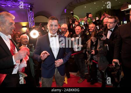 L'Autrichien 'Volks-Rock'n'Roller' Andreas Gabalier reçoit le 47e Karl Valentin Ordre de la société Narrhalla Carnaval au 'Soiree Münchner Leben' dans le Deutsches Theater. La photo montre le gagnant à l'arrivée, entouré par des équipes de télévision. [Traduction automatique] Banque D'Images