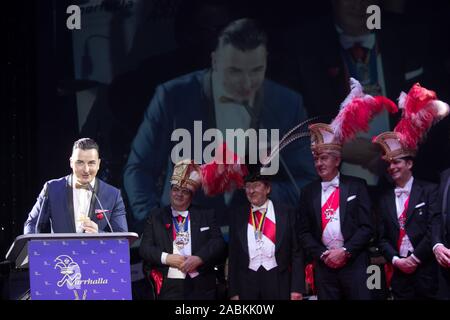 L'Autrichien 'Volks-Rock'n'Roller' Andreas Gabalier reçoit le 47e Karl Valentin Ordre de la société Narrhalla Carnaval au 'Soiree Münchner Leben' dans le Deutsches Theater. La photo montre le lauréat, au cours de son discours d'acceptation. [Traduction automatique] Banque D'Images