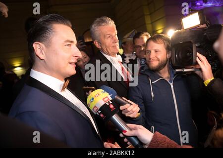 L'Autrichien 'Volks-Rock'n'Roller' Andreas Gabalier reçoit le 47e Karl Valentin Ordre de la société Narrhalla Carnaval au 'Soiree Münchner Leben' dans le Deutsches Theater. La photo montre le gagnant à l'arrivée, entouré par des équipes de télévision. [Traduction automatique] Banque D'Images