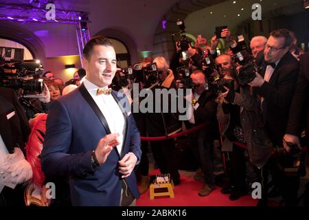 L'Autrichien 'Volks-Rock'n'Roller' Andreas Gabalier reçoit le 47e Karl Valentin Ordre de la société Narrhalla Carnaval au 'Soiree Münchner Leben' dans le Deutsches Theater. La photo montre le gagnant à l'arrivée, entouré par des équipes de télévision. [Traduction automatique] Banque D'Images