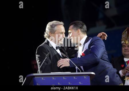 L'Autrichien 'Volks-Rock'n'Roller' Andreas Gabalier reçoit le 47e Karl Valentin Ordre de la société Narrhalla Carnaval au 'Soiree Münchner Leben' dans le Deutsches Theater. Dans l'image, le lauréat (à droite) grâce son laudator Peter Kraus. [Traduction automatique] Banque D'Images