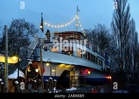 La vapeur d'excursion déclassés 'MS Utting' dans le lac Ammersee est maintenant sur la voie d'évitement de l'ancien pont de chemin de fer dans le Lagerhausstraße dans Sendling qu'un restaurant et de l'emplacement de l'événement. [Traduction automatique] Banque D'Images