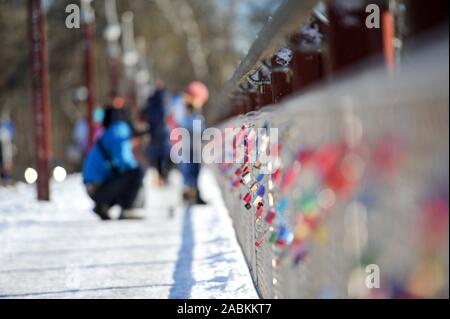 Journée d'hiver ensoleillée à Munich : dans l'image amour châteaux à la rambarde du pont Thalkirchner au zoo. [Traduction automatique] Banque D'Images