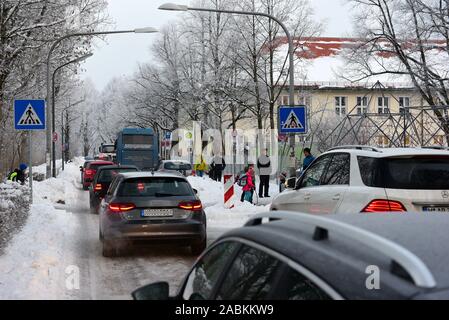 Conditions de circulation chaotique en face de l'école primaire en Rotbuchenstraße 81 dans Harlaching en raison de la voiture avec laquelle beaucoup de parents amènent leurs enfants à l'école. [Traduction automatique] Banque D'Images