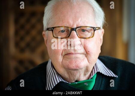 Le SPD homme politique et ancien maire de Munich Hans-Jochen VOGEL dans son salon dans le 'Augustinum' accueil résidentiel à Munich. [Traduction automatique] Banque D'Images