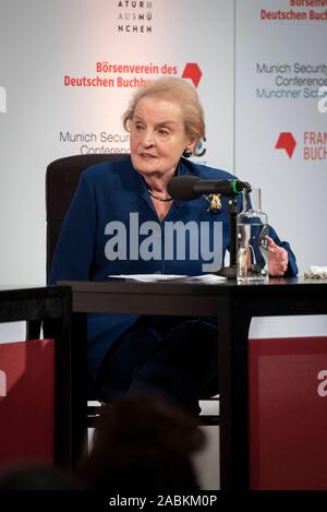 L'ex-secrétaire d'État, Madeleine Albright, parle avec un journaliste Klaus Kleber sur son livre 'fascisme - un avertissement" à la Conférence de Munich sur la sécurité dans la Literaturhaus München. [Traduction automatique] Banque D'Images