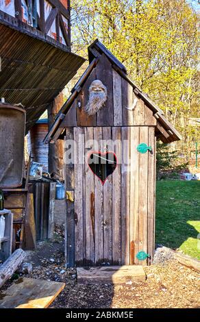 Toilettes à compost écologique en bois avec une forme de cœur dans la porte. Banque D'Images