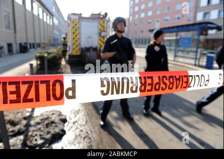 Après des coups de feu ont été tirés sur le site de construction de l'ancienne prison Neudeck dans der Au avec deux décès, la police retranché sur la scène du crime à grande échelle. [Traduction automatique] Banque D'Images