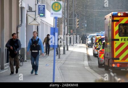 Après des coups de feu ont été tirés sur le site de construction de l'ancienne prison Neudeck dans der Au avec deux décès, la police retranché sur la scène du crime à grande échelle. [Traduction automatique] Banque D'Images