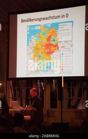 Grand événement d'information de l'Alliance sur le Nordost SEM Nordost (mesure du développement urbain). De nombreux représentants de haut fonctionnaires de la ville ont été présents dans la nouvelle usine de théâtre dans Musenbergstr. 40 à Munich. [Traduction automatique] Banque D'Images