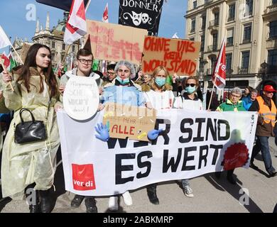 Environ 5000 employés publics en Bavière font preuve pendant une grève d'avertissement à Munich pour souligner leur demande pour une augmentation de salaire de 6  % dans les négociations salariales actuelles. Les syndicats ver.di avait invité les employés de l'hôpital de l'Université de Munich, les universités, le Palais de l'Administration, l'autoroute des services d'entretien ainsi que la foresterie et les bureaux de gestion de l'eau de prendre part à la campagne. La photo a été prise lors du dernier rassemblement à Stachus. [Traduction automatique] Banque D'Images