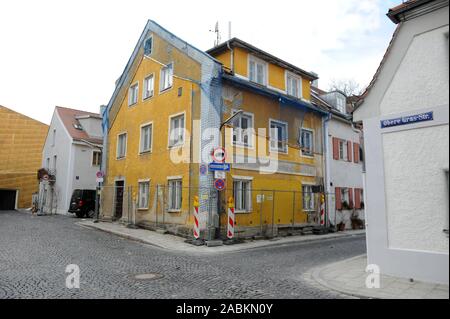 GWG ancien hostel house en Oberen Gras Straße 6, Quartier Obergiesing en grand besoin de rénovation. Le monument architectural est mis en vente par la société Munich pour la Rénovation Urbaine (MSG) et doit être donné la préférence aux artisans Giesinger. [Traduction automatique] Banque D'Images