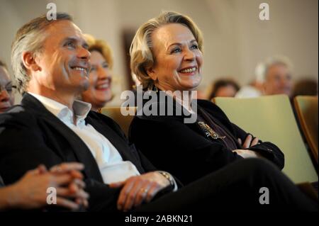 Editeur Antje Kunstmann est assis à côté d'elle laudator Axel Hacke dans le hall de l'ancienne Mairie à la cérémonie de remise du prix honorifique "culturelle de la ville de Munich". [Traduction automatique] Banque D'Images