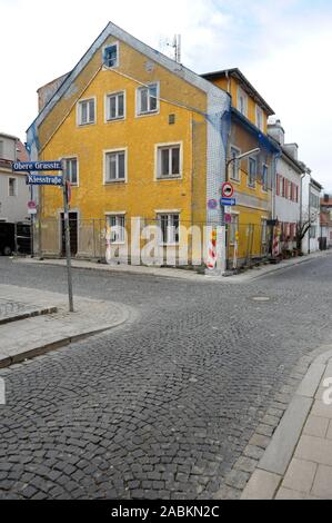 GWG ancien hostel house en Oberen Gras Straße 6, Quartier Obergiesing en grand besoin de rénovation. Le monument architectural est mis en vente par la société Munich pour la Rénovation Urbaine (MSG) et doit être donné la préférence aux artisans Giesinger. [Traduction automatique] Banque D'Images